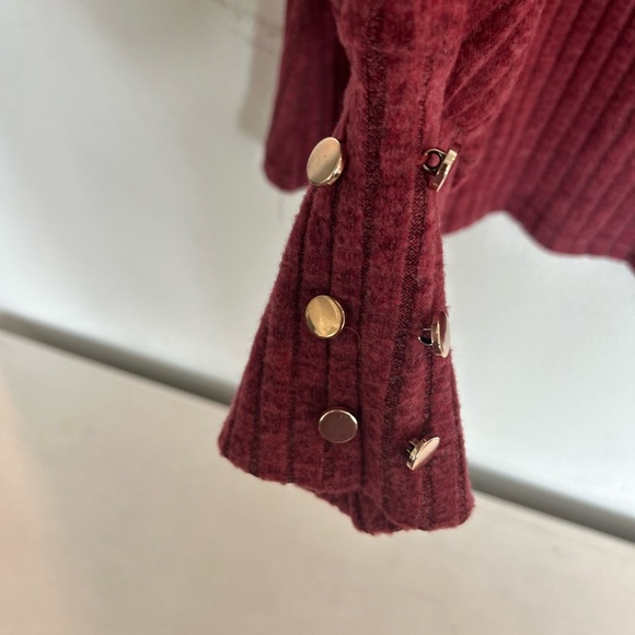 Women’s Burgundy Scooped Neck with Long Sleeves Sweater
Size XXL - Picture 4 of 5